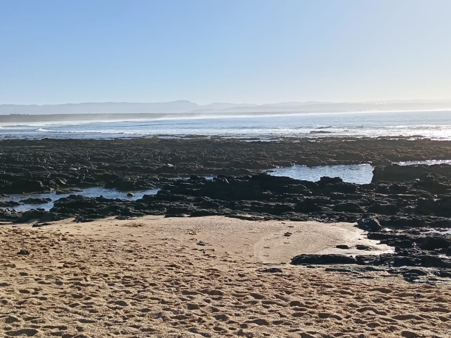6 Bedroom Property for Sale in Wavecrest Eastern Cape